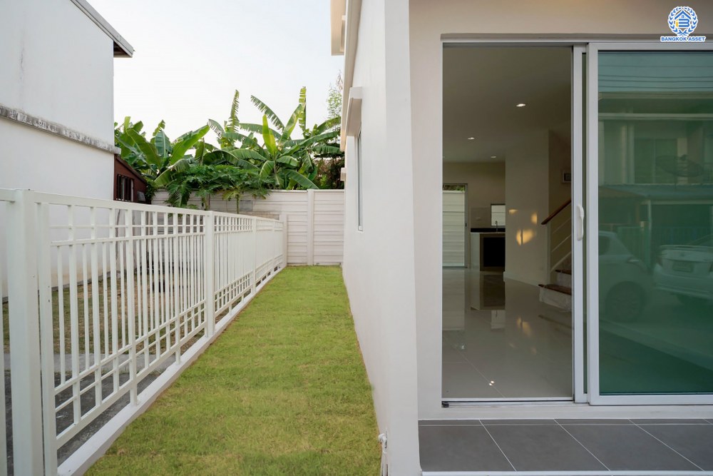 บ้านมือสองตกแต่งใหม่ โครงการ พฤกษาทาวน์เน็กซ์ ติวานนท์-พระราม5 หลังมุม เนื้อที่ 21.6 ตร.ว. ฟังก์ชัน 3 ห้องนอน 2 ห้องน้ำ 1 ที่จอดรถ พร้อมเข้าอยู่ได้ทันที บนทำเลเดินทางสะดวก ติดถนนนครอินทร์ เชื่อมต่อถนนราชพฤกษ์ ถนนกาญจนาภิเษก ใกล้จุดขึ้นทางด่วน "ศรีรัช" และรถไฟฟ้าสายสีม่วง "สถานีตลาดบางใหญ่"